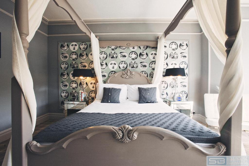 Superior Four-Poster Room